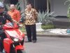 Presiden Joko Widodo mencoba sepeda motor listrik produksi PT Wijaya Manufakturing, Rabu (7/11)./JIBI - BISNIS/Yodie Herdiyan