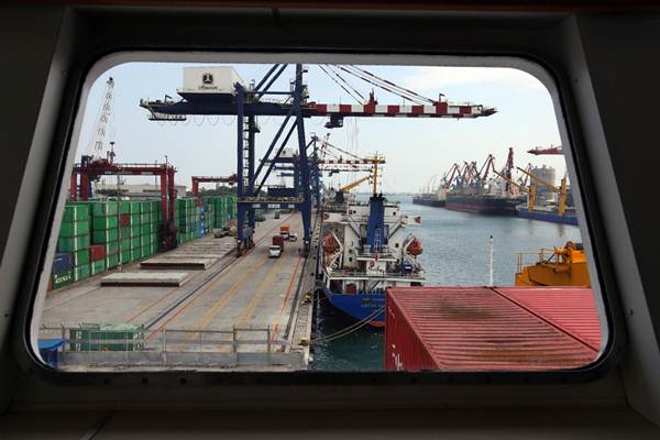 Suasana bongkar muat peti kemas di pelabuhan Tanjung Priok, Jakarta, Jumat (29/9). - JIBI/Abdullah Azzam