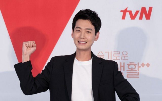 Hampir Tak Bisa Dikenali, Foto Jung Kyung Ho Ini Bikin
