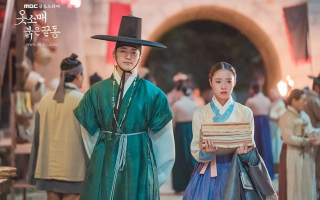 Lee Se Young Pajang Foto Junho 2PM di Naskah 'The
