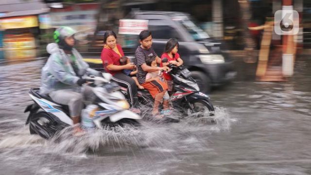 Musim Hujan Potensi Bahaya Berkendara Motor Semakin Tinggi, Ini Cara Arief Aszhari
