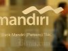 Karyawan melintas di dekat logo milik Bank Mandiri di Jakarta, Kamis (8/8/2019). Bisnis - Arief Hermawan P 