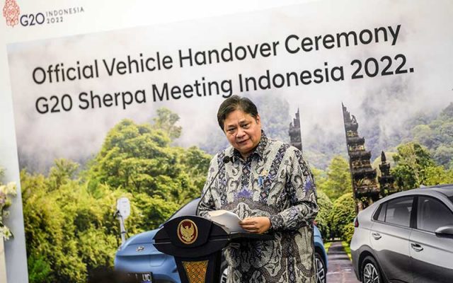 Menteri Koordinator Perekonomian Airlangga Hartarto memberikan sambutan saat Penyerahan Mobil Listrik untuk Mendukung Kegiatan Presidensi G20 di Indonesia tahun 2022 di Kantor Kemenko Perekonomian, Jakarta, Rabu (24/11/2021). ANTARA FOTO - M Risyal Hidayat