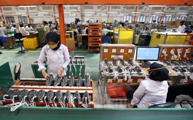 Pekerja menyelesaikan pembuatan perangkat alat elektronik rumah tangga di PT Selaras Citra Nusantara Perkasa (SCNP), Kabupaten Bogor, Jawa Barat, Rabu (19/8/2020). Bisnis - Abdullah Azzam