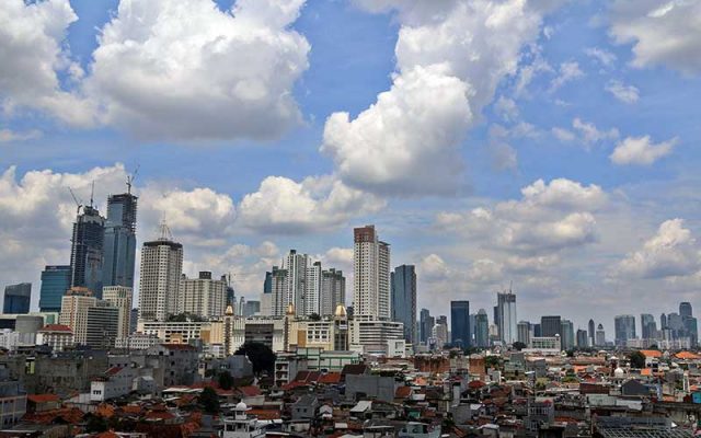 Suasana gedung bertingkat dan perumahan padat penduduk di Jakarta, Rabu (31/3/2021). Bisnis - Eusebio Chrysnamurti