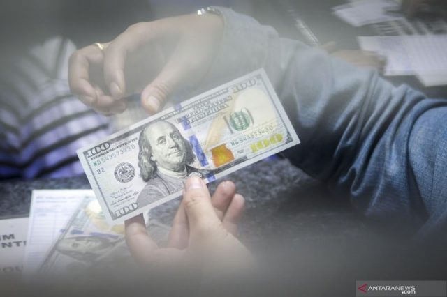 Dolar turun tipis seiring naiknya mata uang sensitif terhadap risiko