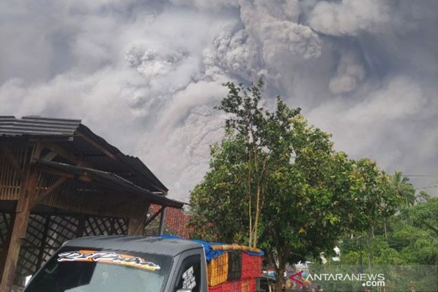 PVMBG catat ada dua kali guguran lava pijar di Gunung