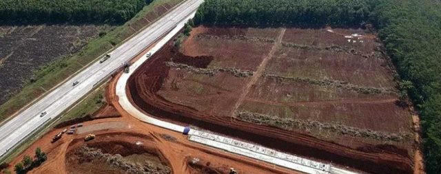 Antara Ambisi dengan Covid-19, RI Kejar Investasi di Tengah Ketidakpastian Sejumlah alat berat beroperasi di pembangunan akses darurat Tol Trans Jawa di sekitar Kawasan Industri Terpadu Batang di Ketanggan, Kecamatan Gringsing, Kabupaten Batang, Jawa Tengah, Rabu (26/8/2020). - Antara Sejumlah alat berat beroperasi di pembangunan akses darurat Tol Trans Jawa di sekitar Kawasan Industri Terpadu Batang di Ketanggan, Kecamatan Gringsing, Kabupaten Batang, Jawa Tengah, Rabu (26/8 - 2020). / Antara
