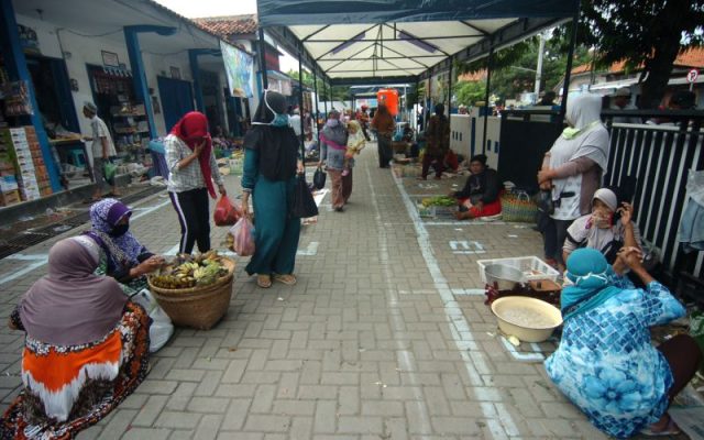 Sejumlah pedagang menunggu pembeli di Pasar Bandung Kimpling, Tegal, Jawa Tengah, Sabtu (2/5 - 2020). Pemerintah Kota Tegal menata para pedagang di lima pasar dengan menerapkan jaga jarak 1 meter antarpedagang sebagai upaya pencegahan penyebaran Covid/19. /ANTARA