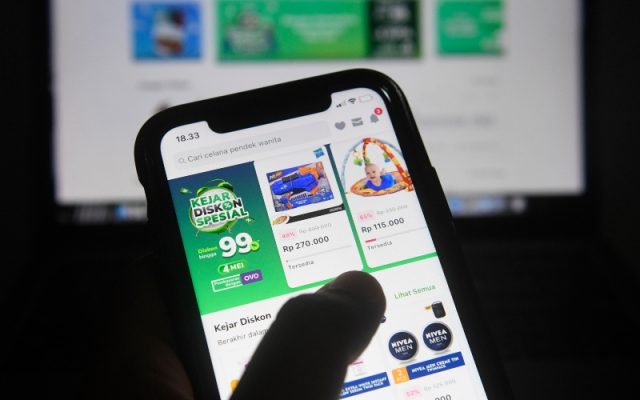 Pengguna Tokopedia bertransaksi melalui gawai di Jakarta, Senin (4/5/2020).  - ANTARA FOTO/Puspa Perwitasari