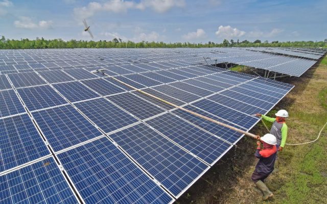 Pekerja membersihkan panel Pembangkit Listrik Tenaga Surya (PLTS) di Desa Sengkol, Kecamatan Pujut, Praya, Lombok Tengah, NTB, Selasa (2/2/2021). - ANTARA FOTO/Ahmad Subaidi