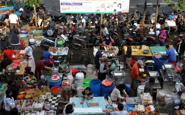 Pedagang melayani pembeli di pasar Pondok Labu, Jakarta, Kamis (23/4/2020). Bisnis - Arief Hermawan P