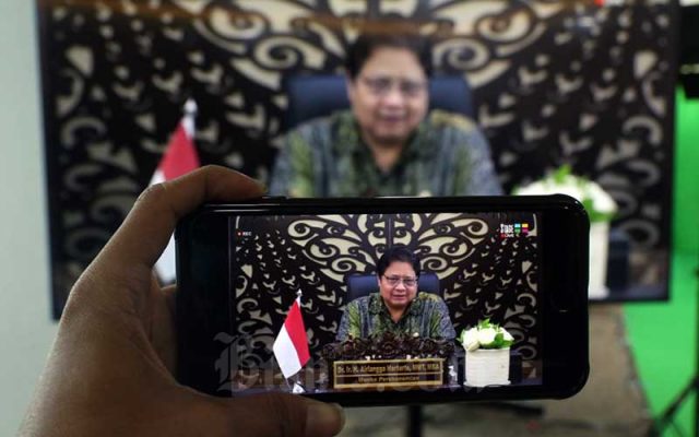 Menko Perekonomian Airlangga Hartarto memberikan sambutan saat Bisnis Indonesia Award (BIA) 2021 di Jakarta, Rabu (15/9/2021). Bisnis - Eusebio Chrysnamurti