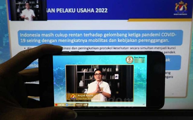 Layar menampilkan Ketua Umum Kamar Dagang dan Industri (Kadin) Indonesia Arsjad Rasjid memberikan pemaparan saat acara Bisnis Indonesia Business Challenge 2022 di Jakarta, Kamis (16/12/2021). Bisnis - Eusebio Chrysnamurti