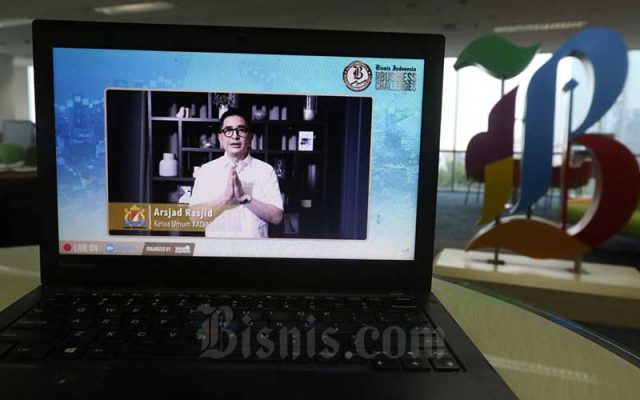 Ketum Kadin Minta Pemerintah Kompensasi Kerugian untuk Masa Pajak Layar menampilkan Ketua Umum Kamar Dagang dan Industri (Kadin) Indonesia Arsjad Rasjid memberikan pemaparan saat acara Bisnis Indonesia Business Challenge 2022 di Jakarta, Kamis (16/12/2021). - Bisnis/Eusebio Chrysnamurti