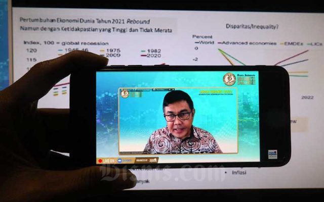 Layar menampilkan Staf Ahli Bidang EKonomi Makro Kementerian Investasi/BKPM Indra Darmawan memberikan pemaparan saat acara Bisnis Indonesia Business Challenge 2022 di Jakarta, Kamis (16/12/2021). Bisnis - Eusebio Chrysnamurti