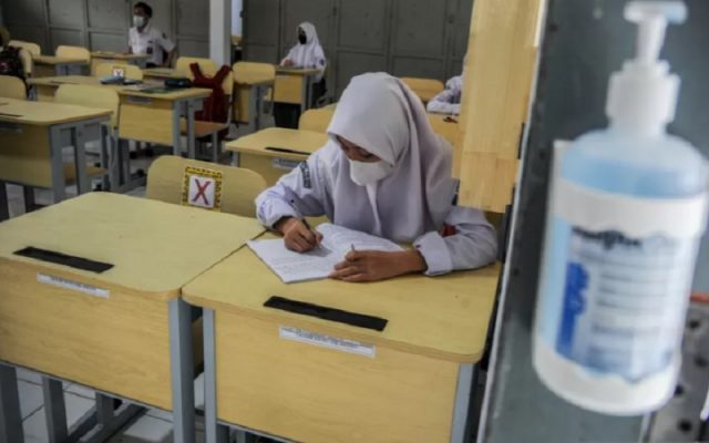 Siswa mengikuti pembelajaran tatap muka terbatas di SMAN 1 Rancaekek, Kabupaten Bandung, Jawa Barat, Senin (6/9/2021). Protokol kesehatan untuk mencegah penularan Covid-19 dijalankan selama pembelajaran tatap muka secara terbatas. (ANTARA FOTO - Raisan Al Farisi