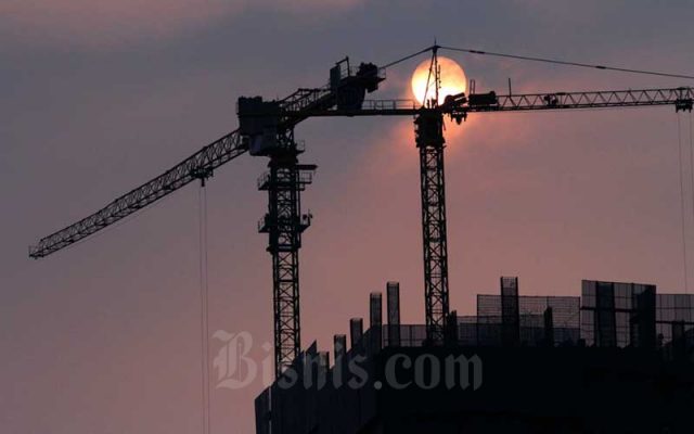 Aktifitas pembangunan gedung apartemen di Jakarta, Sabtu (6/6/2020). Bisnis - Dedi Gunawan