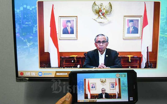 OJK Sokong Ekoniomi Hijau di Indonesia Layar menampilkan Ketua Dewan Komisioner OJK Wimboh Santoso saat berbicara di acara Bisnis Indonesia Business Challenges 2022 secara virtual di Jakarta, Rabu (15/12/2021). Bisnis - Abdurachman