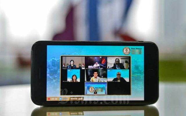 Menkeu Sri Mulyani (kiri atas), Menteri Koordinator Bidang Kemaritiman dan Investasi Luhut Binsar Pandjaitan (tengah atas), Komisaris Bisnis Indonesia Group Soebronto Laras (kanan atas), Presiden Direktur Bisnis Indonesia Group Lulu Terianto (tengah kiri), Direktur Pemasaran Hery Trianto (tengah), Harian Jogja Arif Budisusilo (tengah kanan), dan Pemimpin Redaksi Bisnis Indonesia Maria Y. Benyamin saat memberikan pemaparan dalam Bisnis Indonesia Business Challenges 2022 di Jakarta.Bisnis - Fanny Kusumawardhani