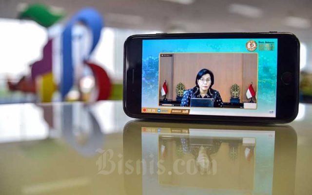 Realisasi PEN Baru 69 Persen, Pemerintah Harus Belanjakan Rp220 Triliun Layar menampilkan Menteri Keuangan Sri Mulyani saat memberikan pemaparan dalam Bisnis Indonesia Business Challenges 2022 di Jakarta, Rabu (15/12/2021). Bisnis - Fanny Kusumawardhani