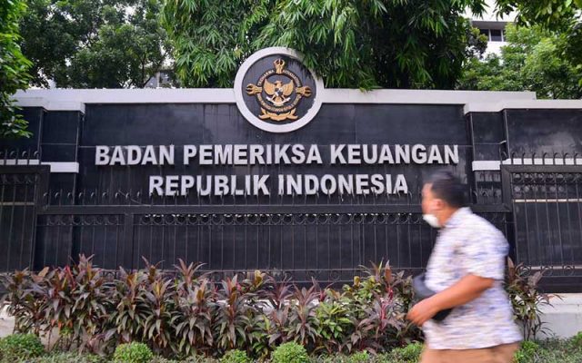 Warga melintas di depan Gedung Badan Pemeriksa Keuangan (BPK) di Jakarta, Kamis (24/6/2021). Bisnis - Fanny Kusumawardhani