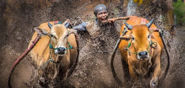 Iklan Ini Nggak Bikin Kamu Tertarik Beli Rokoknya Tapi Malah Pengen Traveling Keliling Indonesia!