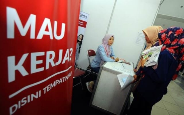 Pencari kerja mendaftar di salah satu stan perusahaan pada Job Market Fair 2018 di Klaten, Jawa Tengah. - ANTARA/Aloysius Jarot Nugroho