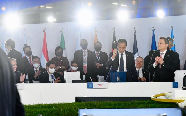 Presidensi G20 Bisa jadi Magnet untuk Kejar Investasi Rp1.200 Triliun Presiden Joko Widodo (Jokowi) menerima Presidensi G20 secara simbolis dari PM Italia pada Penutupan KTT G20 Roma, Minggu (31/10/2021) - BPMI Setpres - Laily Rachev