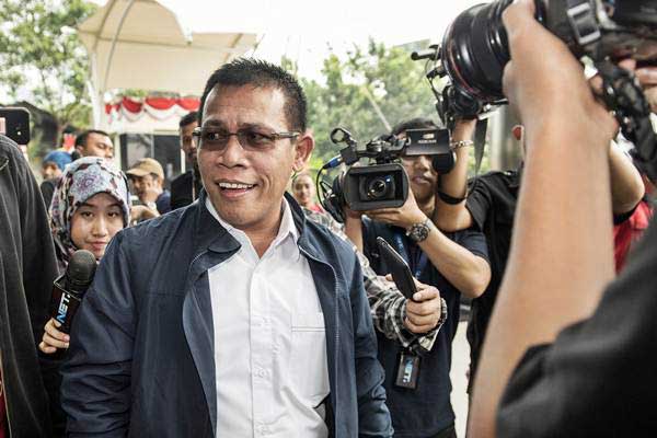 Anggota Komisi XI DPR Masinton Pasaribu (tengah) berjalan menuju gedung KPK, Jakarta, Selasa (15/8). - ANTARA/M Agung Rajasa