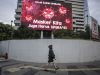 Warga berjalan di depan videotron mengenai protokol kesehatan di kawasan Jalan Jenderal Sudirman, Jakarta, Senin (13/9/2021). Pemerintah memutuskan untuk terus melanjutkan Pemberlakuan Pembatasan Kegiatan Masyarakat (PPKM) Level 2-4 di Jawa-Bali hingga 20 September 2021 untuk menekan penyebaran Covid-19. ANTARA FOTO - Dhemas Reviyanto