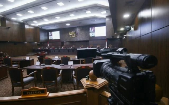 Indef: Jika Pemerintah Gagal, UU Cipta Kerja Berisiko Inkonstitusional Permanen Suasana sidang putusan gugatan UU Nomor 11/2020 tentang Cipta Kerja yang diajukan kelompok buruh di Mahkamah Konstitusi, Jakarta, Kamis (25/11/2021). - Antara