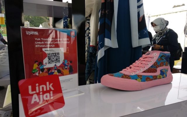 Salah satu UMKM yang berpartisipasi dalam pameran Festival Joglosemar Artisan of Java yang diselenggarakan di Taman Lumbini kawasan Candi Borobudur Magelang, Kamis (21/5/2021). - Bisnis/Farodlilah Muqoddam