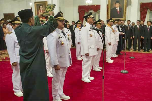 Menimbang Dampak Positif dan Negatif dari UU HKPD Lima gubernur dan enam wakil gubernur mengucapkan sumpah jabatan yang dipimpin Presiden Joko Widodo di Istana Negara, Jakarta, Jumat (12/5). - Antara/Widodo S Jusuf