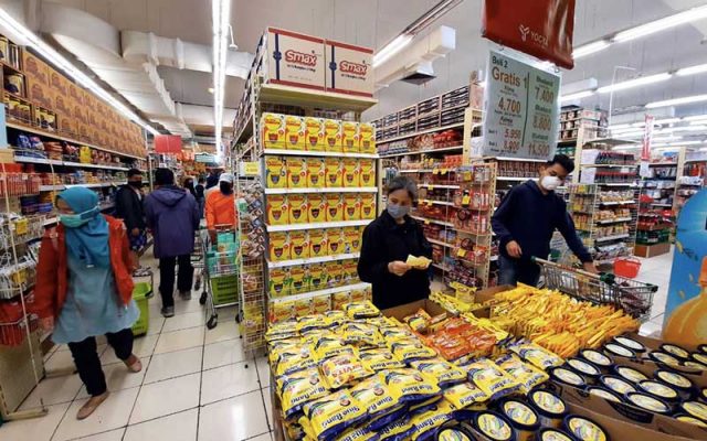 Warga berbelanja kebutuhan pangan dan rumah tangga di salah satu supermarket di Cimahi, Jawa Barat, Minggu (19/4/2020). Bisnis - Rachman