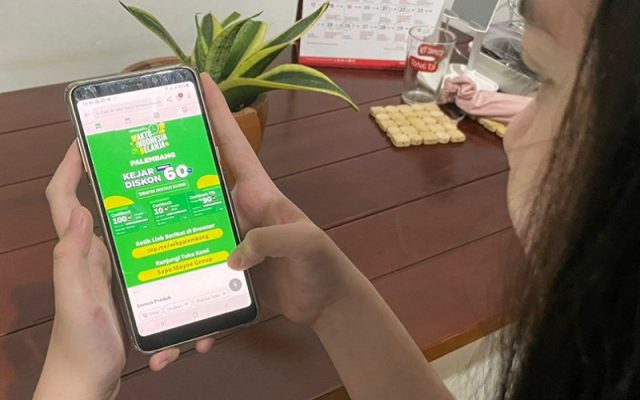 Pelaku UMKM memanfaatkan marketplace Tokopedia untuk menjual produknya. Digitalisasi UMKM menjadi faktor penting untuk bangkit dari keterpurukan ekonomi akibat pandemi Covid-19 - Bisnis/Dinda Wulandari 