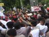 Sejumlah buruh mencoba menerobos pagar saat melakukan aksi unjuk rasa menolak upah minimum provinsi (UMP) di depan Balaikota DKI Jakarta, Senin (29/11/2021). Mereka menolak UMP DKI Jakarta yang hanya naik Rp37.749 atau sekitar 0,8 persen saja dibandingkan tahun lalu. ANTARA FOTO/Akbar Nugroho Gumay - aww.