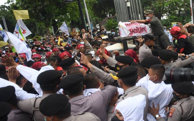 PPh dan UMP Jakarta Naik 2022, Ini Dampaknya bagi Bisnis Sejumlah buruh mencoba menerobos pagar saat melakukan aksi unjuk rasa menolak upah minimum provinsi (UMP) di depan Balaikota DKI Jakarta, Senin (29/11/2021). Mereka menolak UMP DKI Jakarta yang hanya naik Rp37.749 atau sekitar 0,8 persen saja dibandingkan tahun lalu. ANTARA FOTO/Akbar Nugroho Gumay - aww.