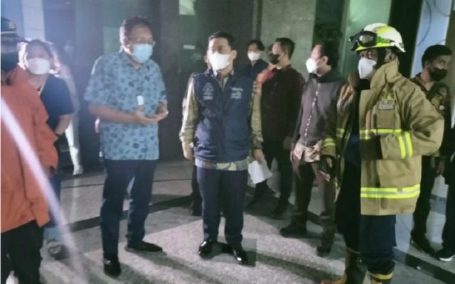Pelajaran dari Gedung Cyber I, Data Center Harus Dilengkapi Sistem Wakil Gubernur DKI Jakarta Ahmad Riza Patria mengunjungi gedung Cyber di Mampang Prapatan Jakarta Selatan pasca kebakaran, Kamis (2/12/2021). - Antara