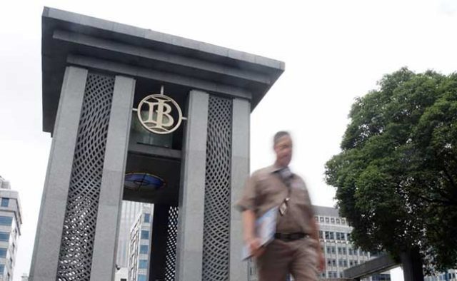 BI Tegaskan Kebijakan Moneter pada 2022 Diarahkan untuk Pro Stabilitas Karyawan melintas di dekat logo Bank Indonesia di Jakarta, Senin (3/2 - 2020).