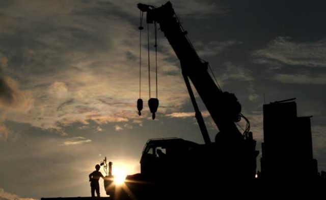 Pekerja menggunakan alat berat beraktivitas di proyek infrastruktur milik salah satu BUMN Karya di Jakarta, Kamis (13/2/2020). Bisnis - Arief Hermawan P