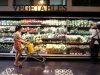 Konsumen memilih sayuran di salah satu super market di Jakarta, Rabu (9/9/2020). Bisnis - Abdullah Azzam