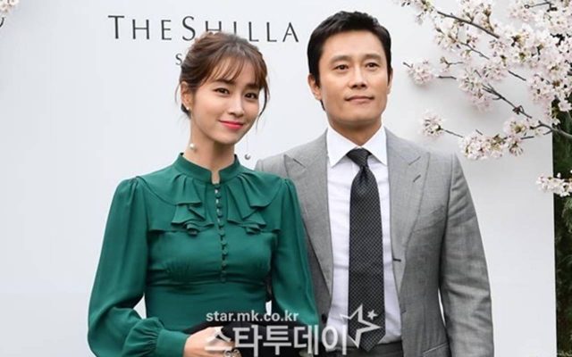 Asyiknya Kebersamaan Lee Byung Hun dan Lee Min Jung Liburan
