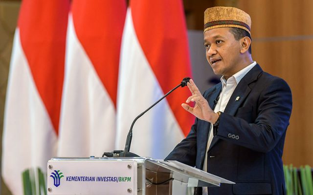 Menteri Bahlil Janji 95 Persen Pekerja di Proyek Hilirisasi Batu Menteri Investasi/Kepala Badan Koordinasi Penanaman Modal Bahlil Lahadalia menyampaikan keterangan pers terkait pencabutan Izin Usaha Pertambangan (IUP), Hak Guna Usaha (HGU), dan Hak Guna Bangunan (HGB) terhadap sejumlah perusahaan di Kantor BKPM, Jakarta, Jumat (7/1/2022). ANTARA FOTO - Galih Pradipta