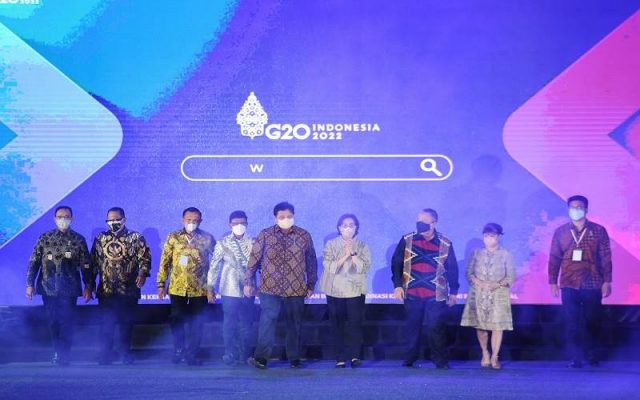 Ini Alasan Pentingnya Exit Strategy dalam Agenda Prioritas Presidensi G20 (kiri ke kanan) Gubernur DKI Jakarta Anies Baswedan, Wakil Ketua BPK Agus Joko Pramono, Wakil Ketua DPR Lodewijk F Paulus, Menkominfo Johnny G Plate, Menko Perekonomian Airlangga Hartarto, Menteri Keuangan Sri Mulyani, Gubernur Bank Indonesia Perry Warjiyo, Chair Business 20 Shinta Widjaja Kamdani dan Co Chair Youth 20 Michael Victor Sianipar berjalan bersama saat Opening Ceremony Presidensi G20 Indonesia 2022 di Jakarta, Rabu (1/12/2021). - Antara