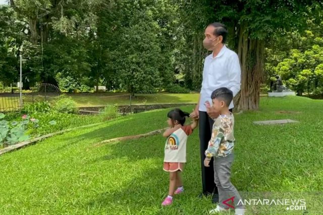 Jokowi isi Tahun Baru 2022 dengan Jan Ethes dan Sedah