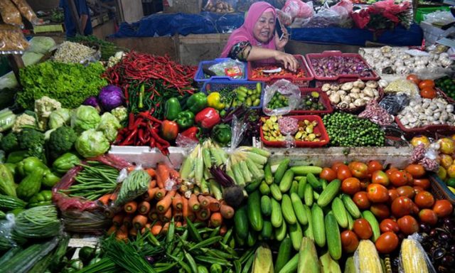 Inflasi Desember 2021 Berpotensi Capai 0,65 Persen Pedagang menata sayuran yang dijual di Pasar Minggu, Jakarta Selatan, Senin (27/1/2020). - ANTARA / Sigid Kurniawan