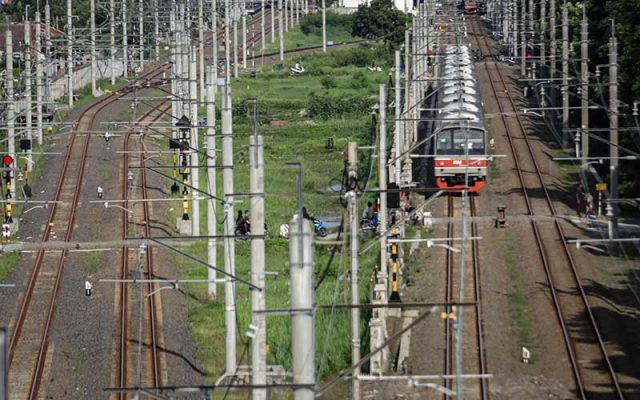 KRL Commuter Line melintas di Batu Ceper, Kota Tangerang, Banten, Senin (3/1/2022). ANTARA FOTO - Fauzan