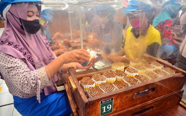Daftar Harga Rokok Terbaru 2022: Paling Tinggi Rp 38 Ribu, Pekerja memproduksi rokok Sigaret Kretek Tangan (SKT) di salah satu pabrik rokok di Kudus, Jawa Tengah, Kamis (23/12/2021). ANTARA FOTO - Yusuf Nugroho
