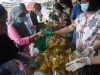 Sejumlah warga membeli minyak goreng kemasan saat operasi pasar murah minyak goreng di Blok F Trade Center, Pasar Kebon Kembang, Kota Bogor, Jawa Barat, Jumat (31/12/2021).  - Antara Foto/Arif Firmansyah/nym.rn